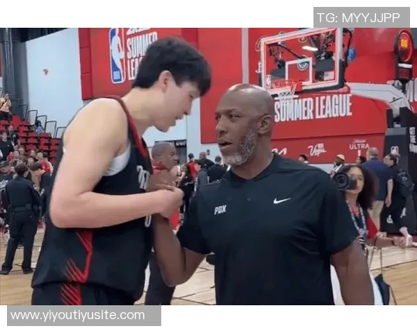 比卢普斯称赞夏普攻守兼备称其能应对高强度对抗挑战